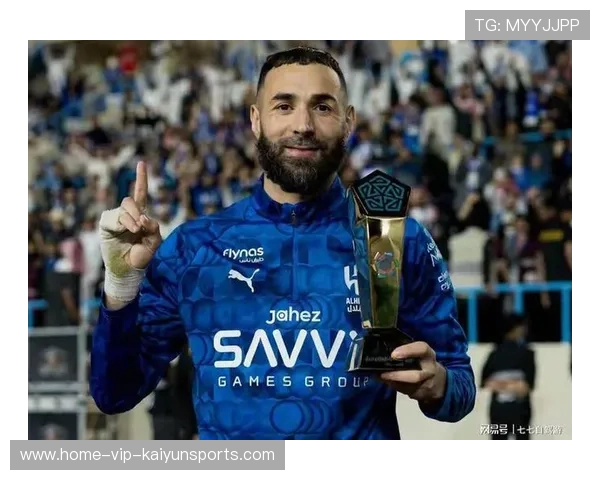 本泽马沙特新月首战赢得全场掌声，锋线无可匹敌