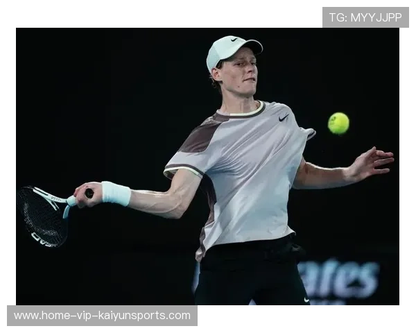 辛纳底线抽球逼迫对手失误，积分稳居国际网球世界第二位